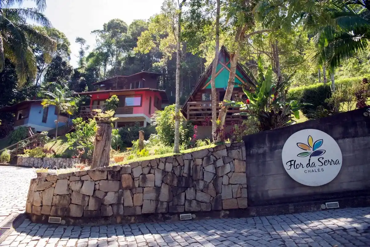 Entrada da Pousada Flor da Serra Chalés